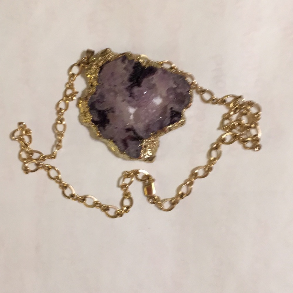 Agate stone, gold tone trim, 16” gold tone chain😍